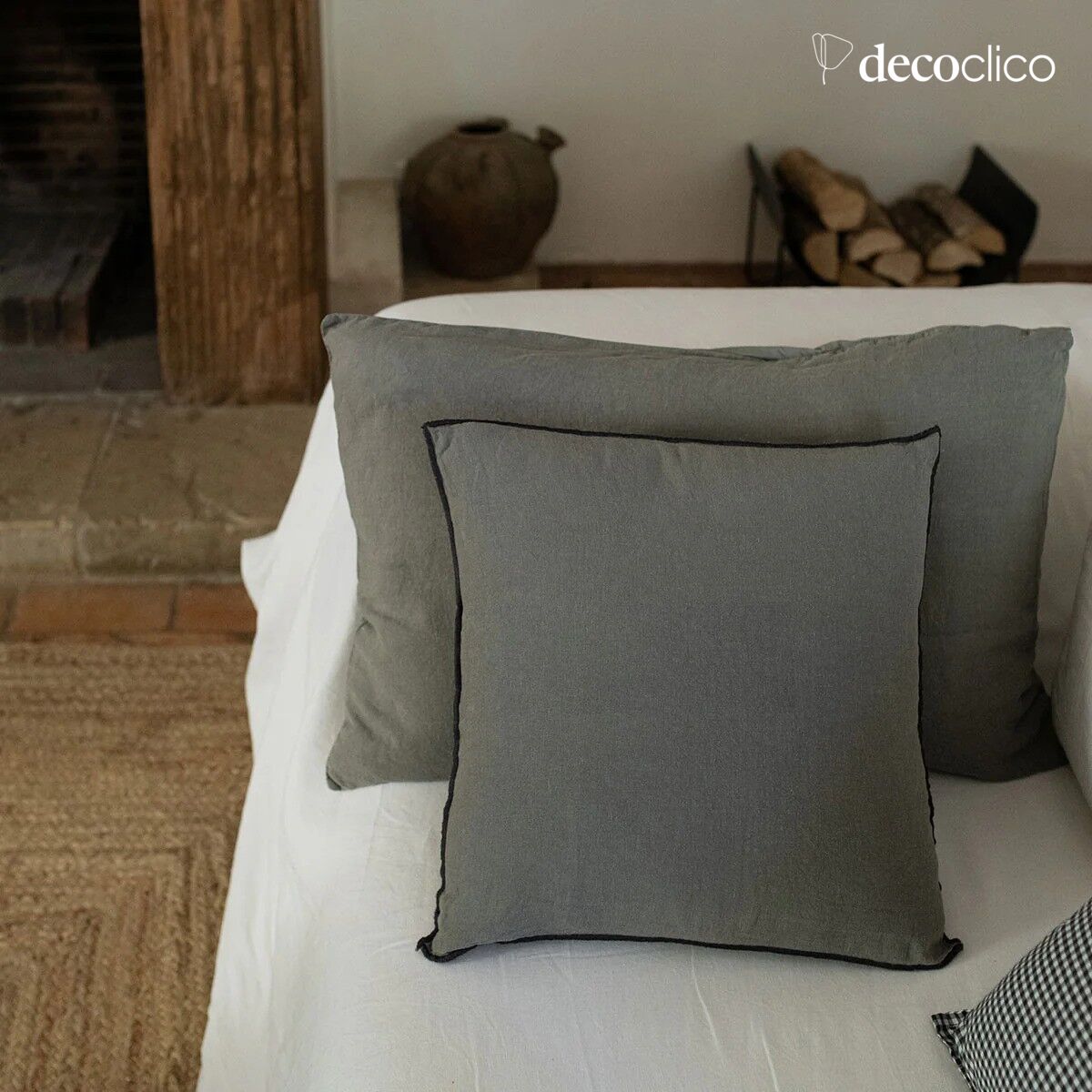 Coussin en lin lavé vert de gris surjet charbon - 45x45cm Oslo