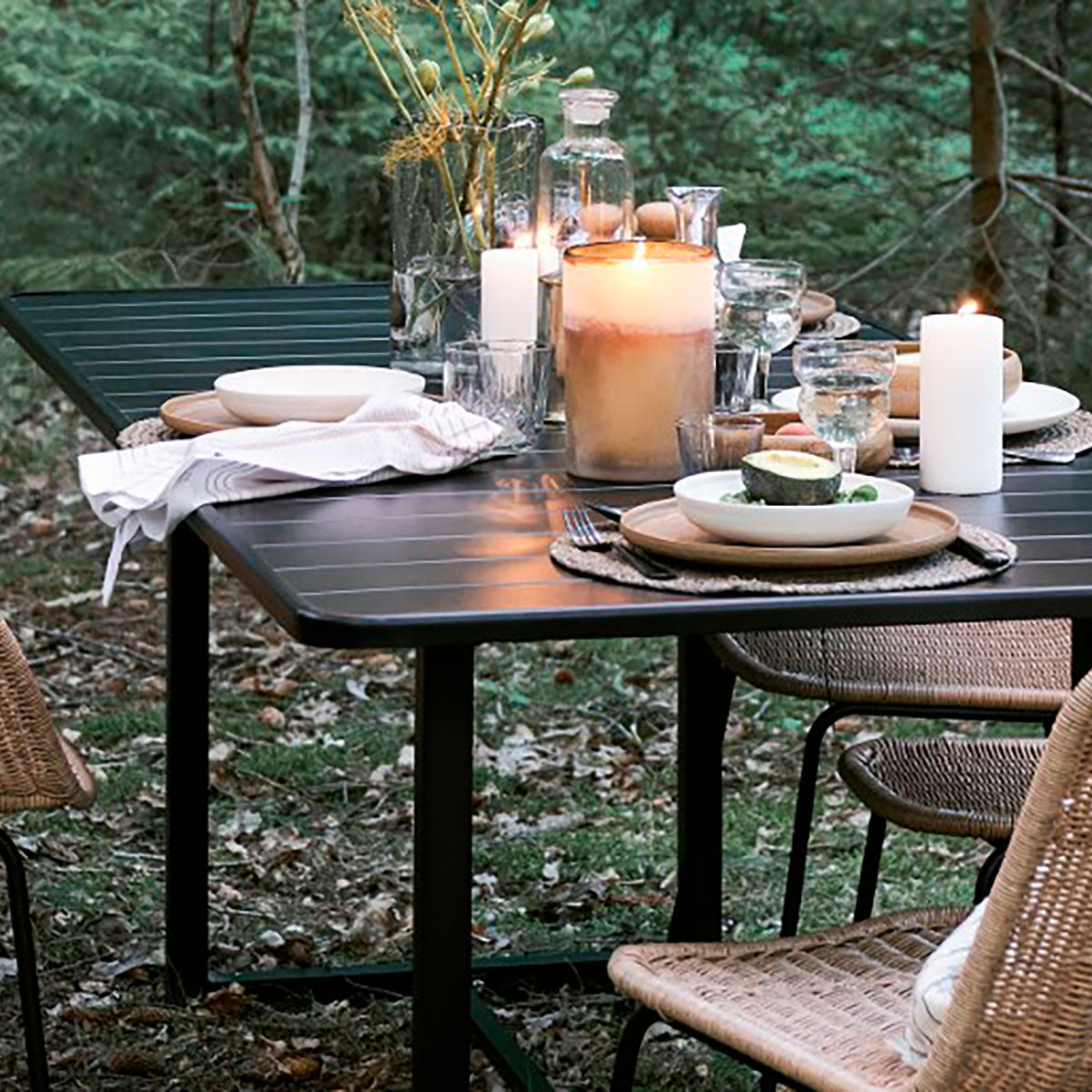 confortable Extérieur terrasse avec table et chaises. bougies