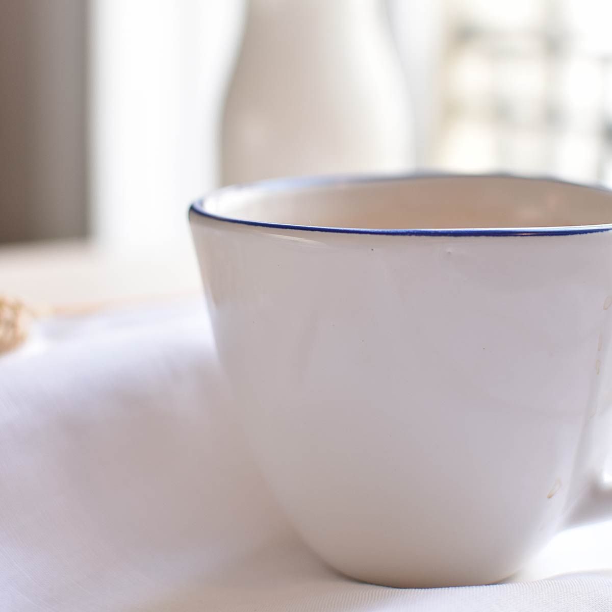 Tasse en céramique blanche avec base couleur crème, 300 ml – Pilimpikou