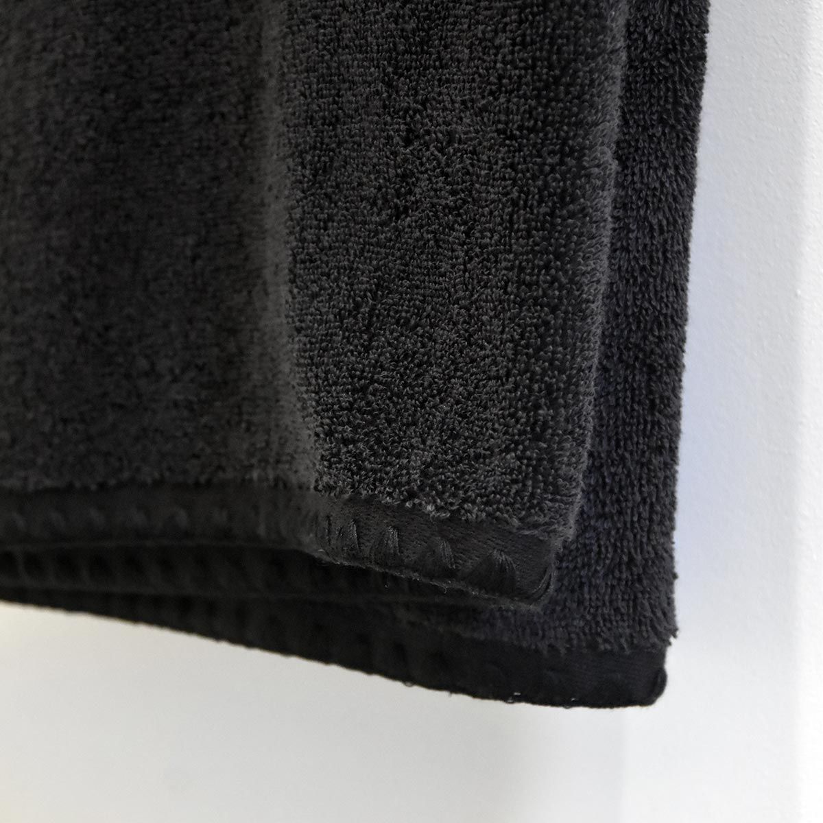 Serviette de toilette en coton éponge Issey Noir Haomy – Decoclico