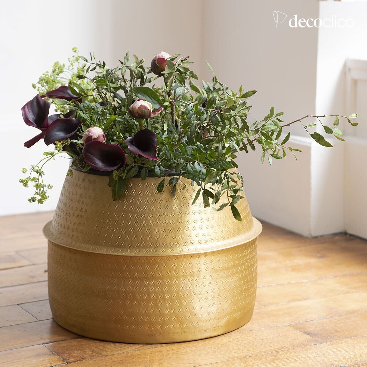 Aluminum flower pot cover with hammered motifs and brass finish Jaya