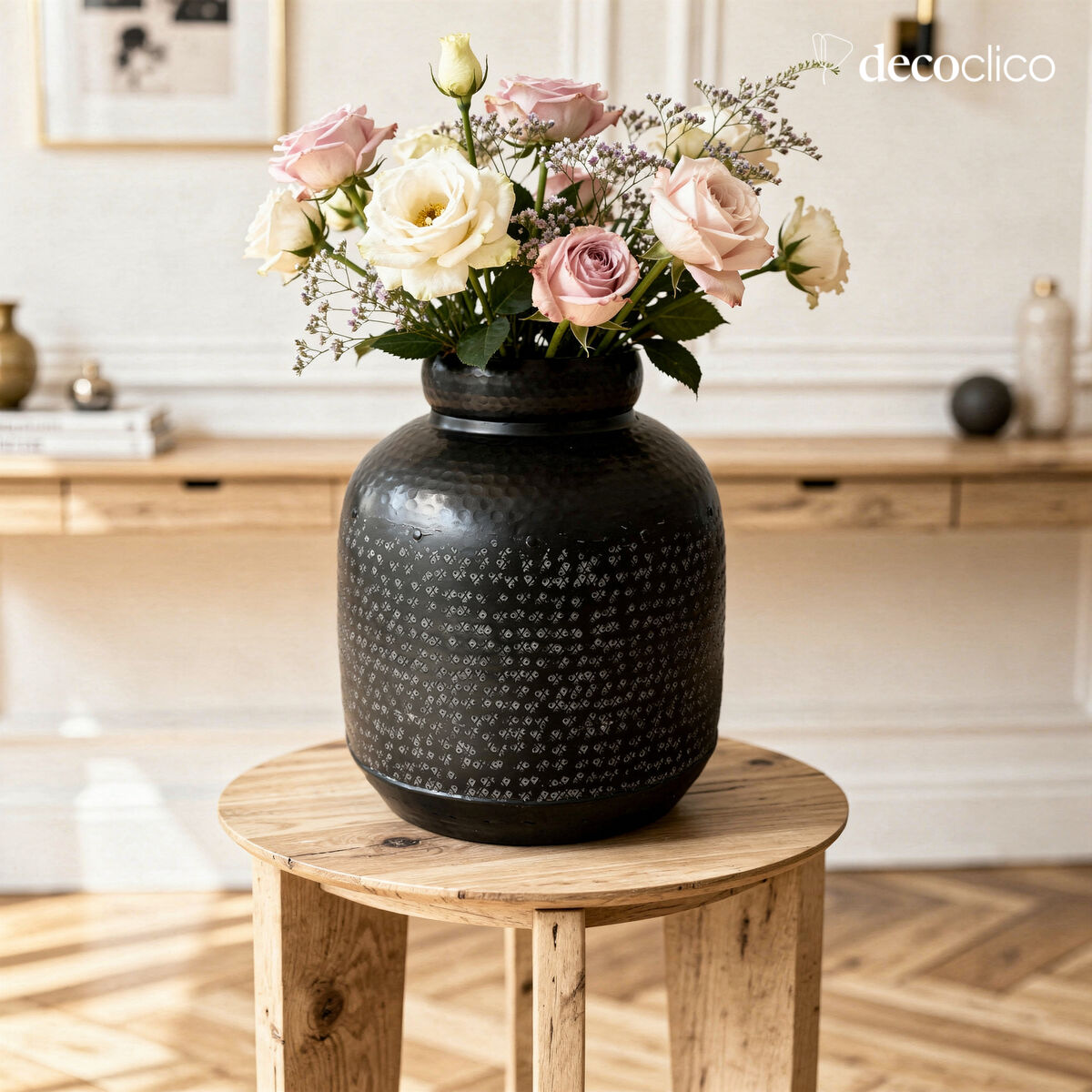 Matt black aluminum tank with engraved patterns H32 cm Jaya