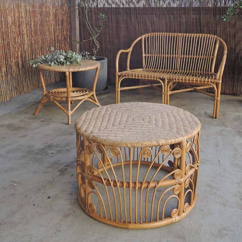 Round coffee table in natural rattan with woven top Pavone