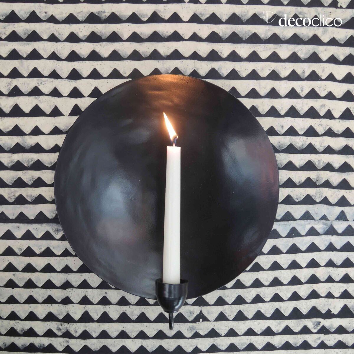 Wall-mounted candleholder with round base, matt black metal finish