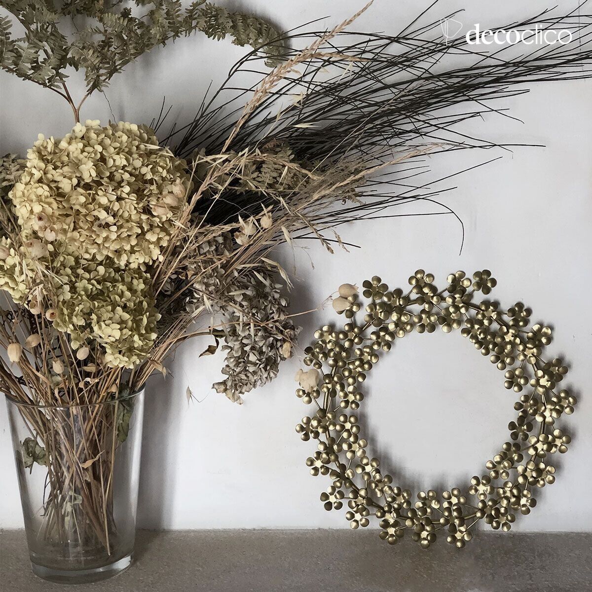 Wall wreath of matt gold metal petals