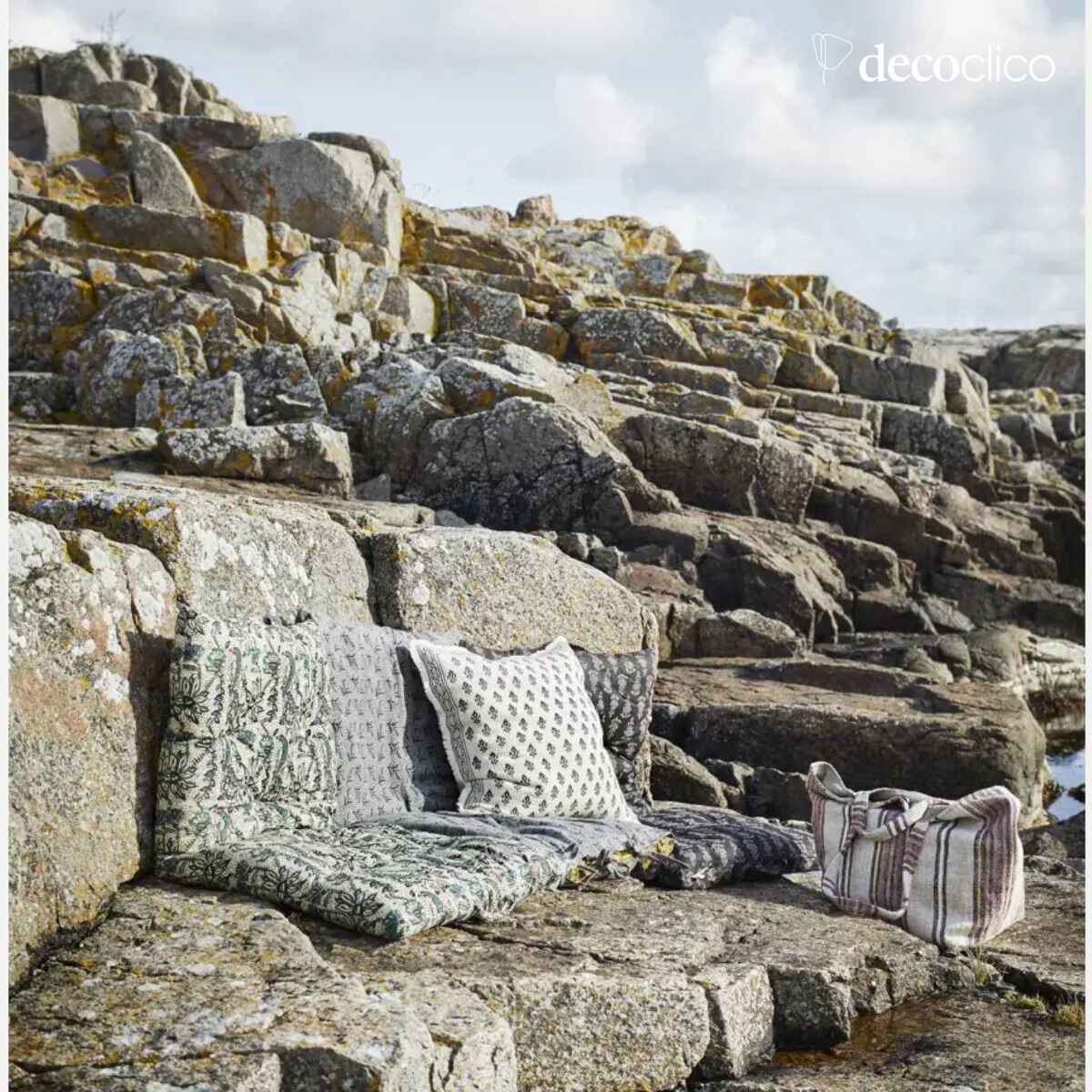 White cotton cushion with charcoal pattern 50x50 cm